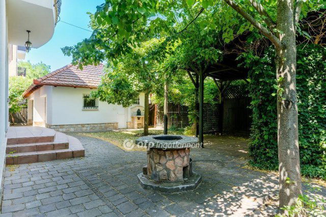 Eladó családi ház, Debrecenben 450 M Ft, 9+4 szobás