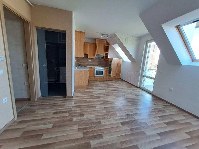 Eladó téglalakás, Keszthelyen 67.9 M Ft, 7+1 szobás