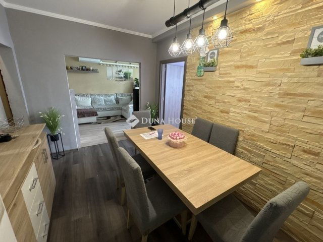 Eladó panellakás, Dunakeszin 76.7 M Ft, 3 szobás