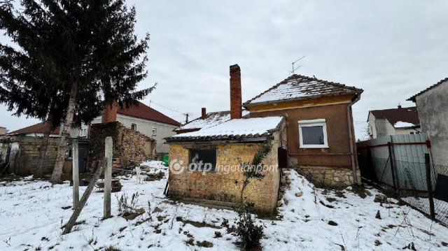 Eladó családi ház, Pápán 34.9 M Ft, 2+1 szobás