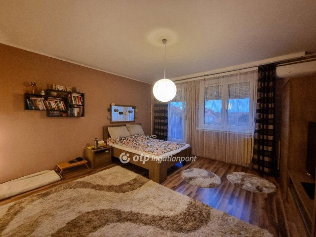 Eladó panellakás, Pápán 34.49 M Ft, 2 szobás