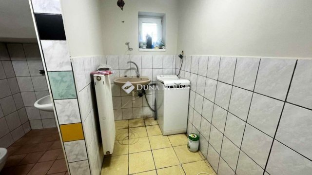 Eladó családi ház, Szombathelyen 69.99 M Ft, 6 szobás