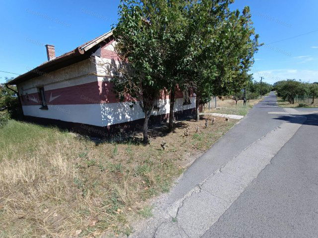 Eladó családi ház, Tiszajenőn 12 M Ft, 3 szobás