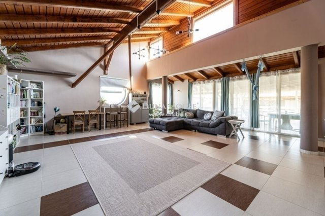 Eladó családi ház, Kecskeméten 175 M Ft, 7 szobás