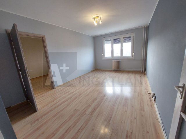 Eladó panellakás, Szegeden 63 M Ft, 3 szobás