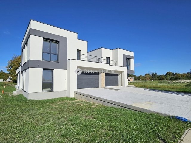 Eladó téglalakás, Győrött 209 M Ft, 4 szobás