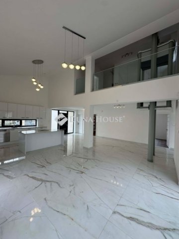 Eladó családi ház, Vecsésen 219.9 M Ft, 5 szobás