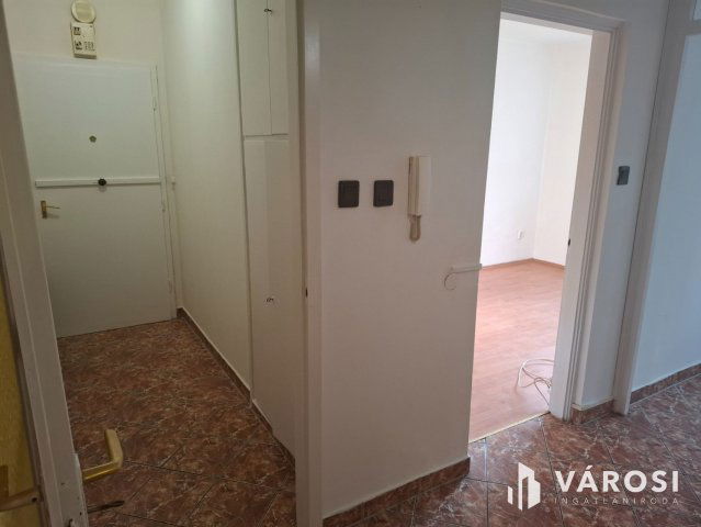 Eladó panellakás, Keszthelyen 37.9 M Ft, 2 szobás