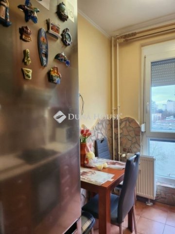 Eladó panellakás, Pécsett 39 M Ft, 2 szobás