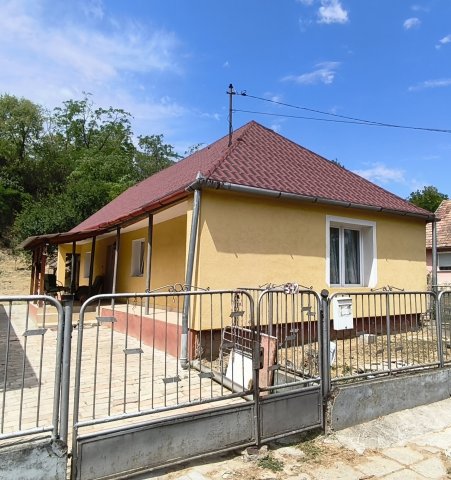 Eladó családi ház, Szakályon 27 M Ft, 2 szobás