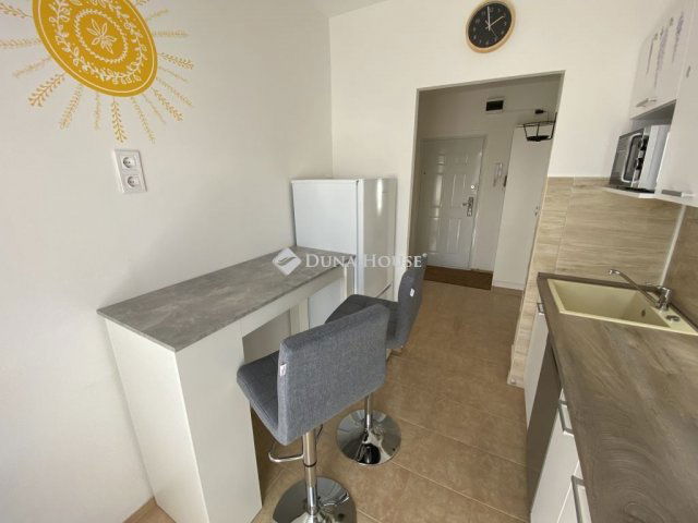 Kiadó panellakás, albérlet, Pécsett 140 E Ft / hó, 2 szobás
