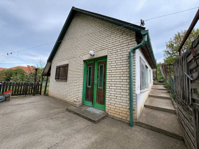 Eladó családi ház, Pécsett 13.9 M Ft, 2 szobás