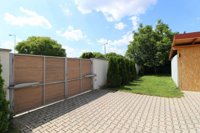 Eladó téglalakás, Győrött 95 M Ft, 4 szobás