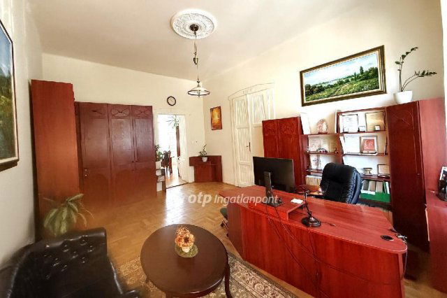 Eladó téglalakás, Székesfehérvárott 179.9 M Ft, 5 szobás