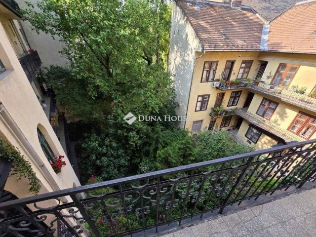 Eladó téglalakás, Budapesten, I. kerületben 90 M Ft, 1 szobás