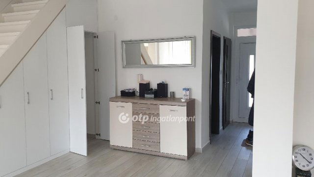 Eladó családi ház, Balatonföldváron 188 M Ft, 6+1 szobás