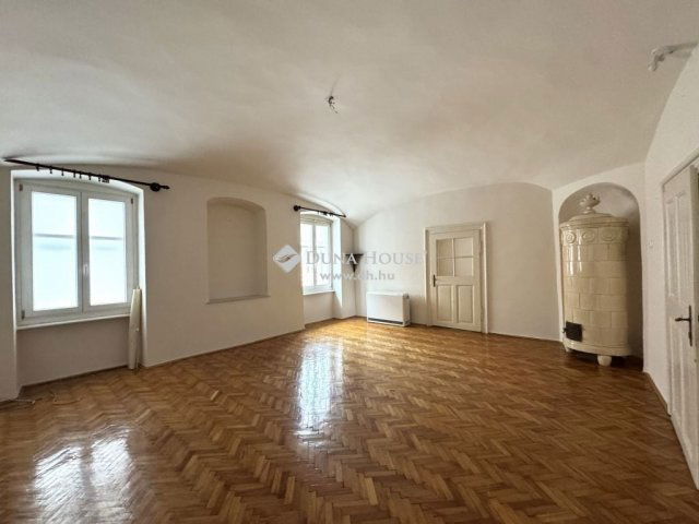 Eladó családi ház, Egerben 218 M Ft, 8 szobás