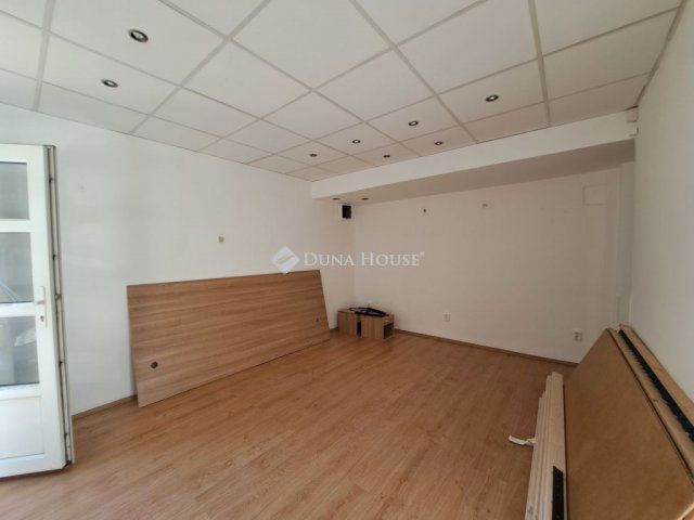Eladó üzlethelyiség, Piliscsabán, Egyetem utcában 27 M Ft