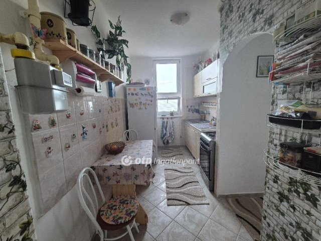 Eladó téglalakás, Dunaújvárosban 34.5 M Ft, 1+1 szobás