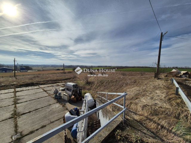 Eladó ipari ingatlan, Császáron 300 M Ft / költözzbe.hu