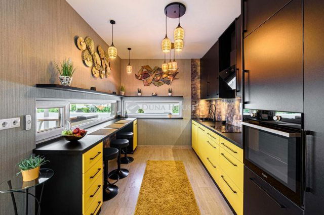 Eladó családi ház, Csömörön 349 M Ft, 6 szobás