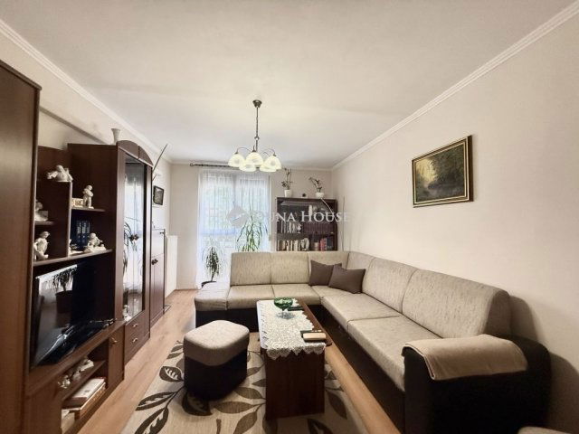 Eladó panellakás, Pécsett 45.9 M Ft, 3 szobás