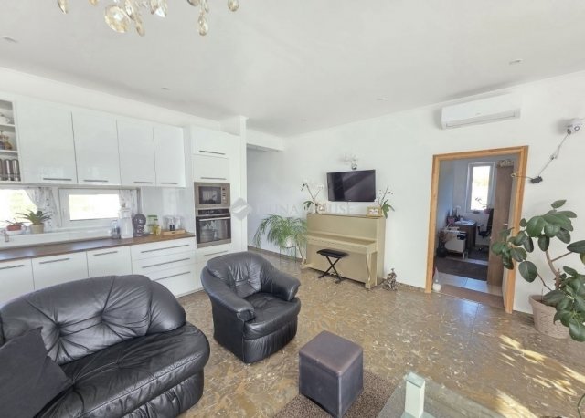 Eladó családi ház, Nagytarcsán 205 M Ft, 6 szobás