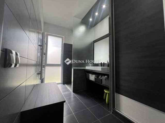 Eladó családi ház, Szegeden 280 M Ft, 4+1 szobás