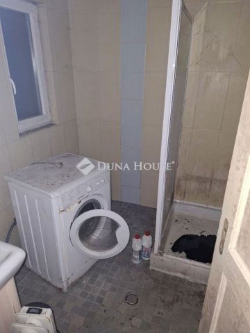 Eladó téglalakás, Pécsett 46.5 M Ft, 4 szobás