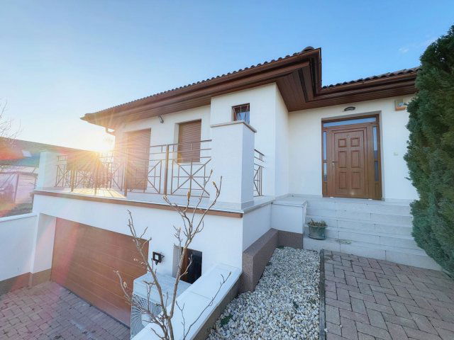 Eladó családi ház, Hévízen 196.99 M Ft, 5 szobás