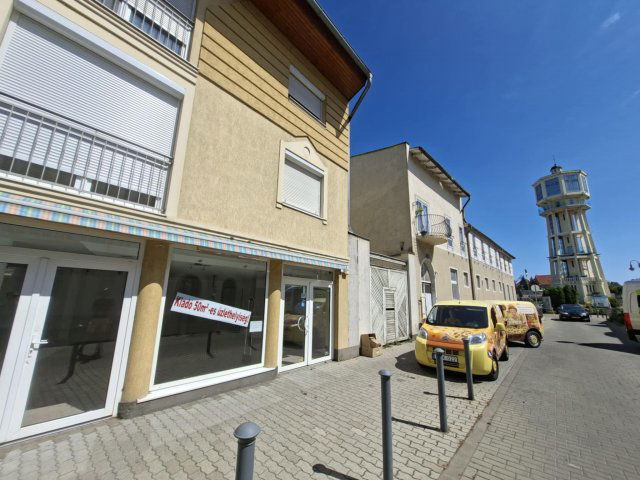 Eladó üzlethelyiség, Siófokon 360 M Ft, 1 szobás