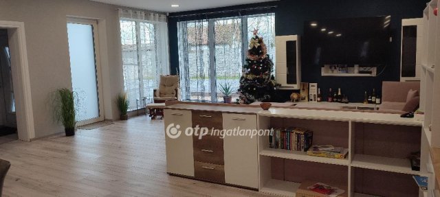 Eladó családi ház, Pápán 180 M Ft, 5+2 szobás