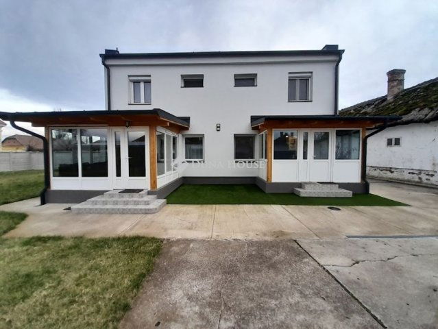 Eladó ikerház, Szarvason 160 M Ft, 7 szobás