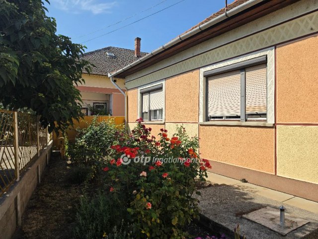 Eladó családi ház, Kisújszálláson 30 M Ft, 2+1 szobás