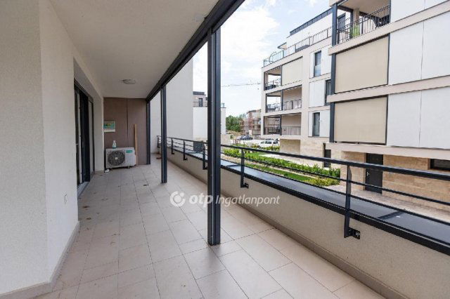 Eladó téglalakás, Balatonkenesén 132.5 M Ft, 3 szobás