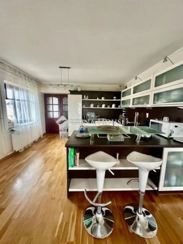 Eladó családi ház, Pécsett 235 M Ft, 4 szobás