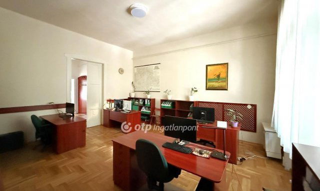 Eladó téglalakás, Székesfehérvárott 179.9 M Ft, 5 szobás