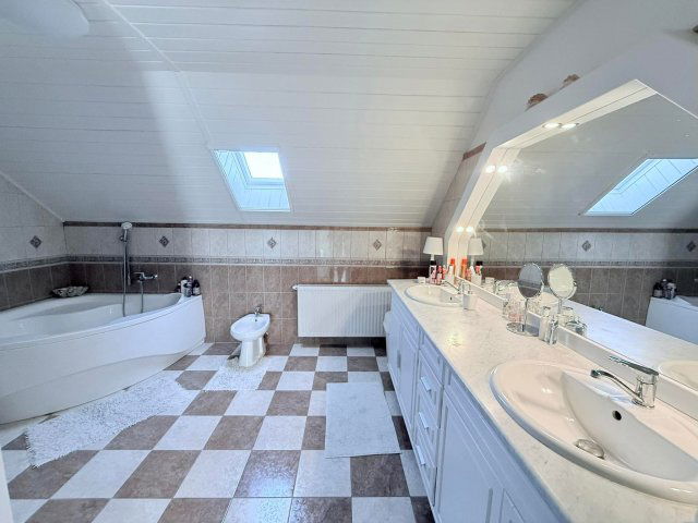 Eladó családi ház, Pécsett 199.9 M Ft, 8 szobás