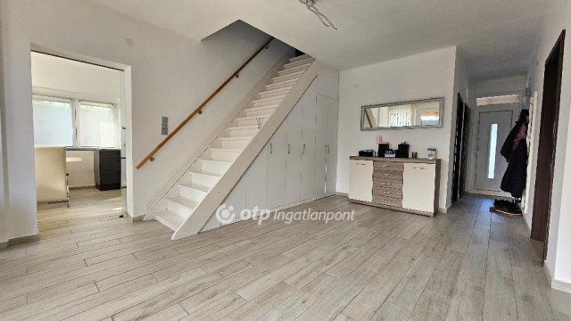 Eladó családi ház, Balatonföldváron 188 M Ft, 6+1 szobás