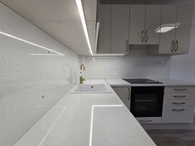 Eladó panellakás, Pécsett 48.9 M Ft, 3 szobás