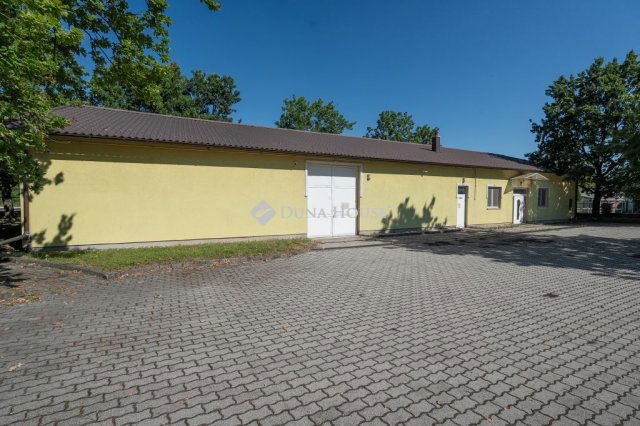 Kiadó ipari ingatlan, Tatabányán, Fürdő utcában 800 E Ft / hó