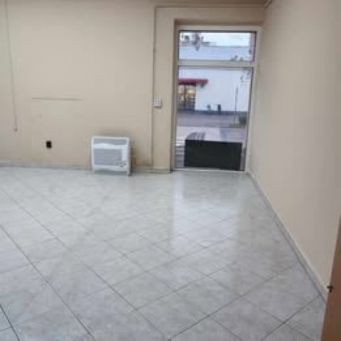 Kiadó üzlethelyiség, Szolnokon 180 E Ft / hó, 1 szobás