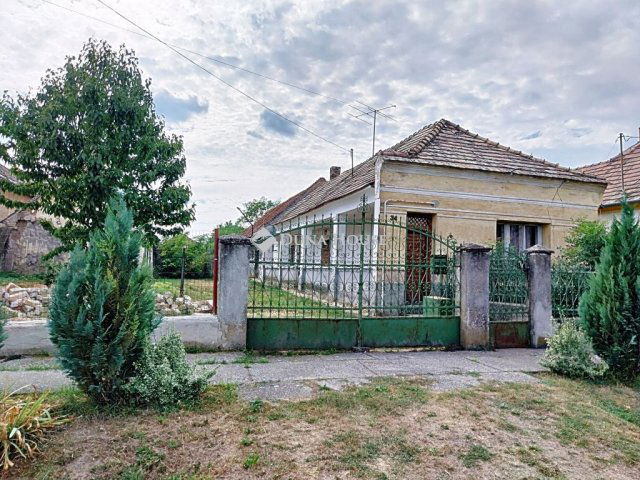 Eladó családi ház, Szákszenden 15 M Ft, 3 szobás
