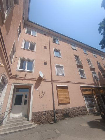 Eladó téglalakás, Komlón 10.9 M Ft, 2 szobás