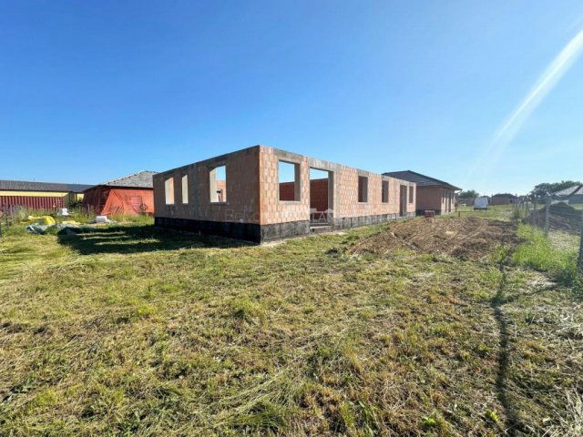 Eladó ikerház, Szombathelyen 95 M Ft, 3 szobás