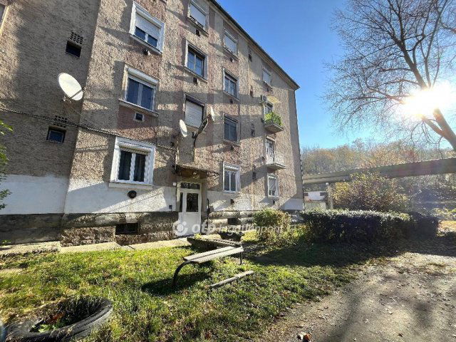 Eladó téglalakás, Salgótarjánban 16 M Ft, 3 szobás