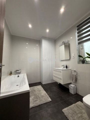 Eladó családi ház, Vecsésen 147 M Ft, 4 szobás