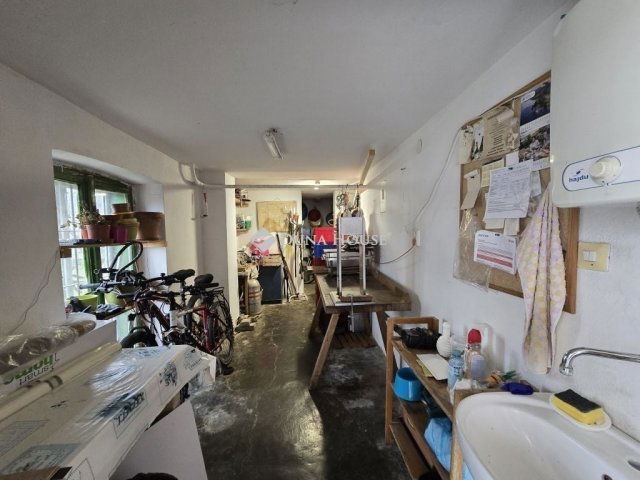 Eladó családi ház, Pécsett 126.9 M Ft, 6 szobás