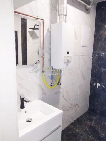 Eladó téglalakás, Pécsett 68.5 M Ft, 3 szobás