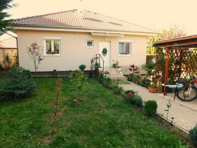 Eladó családi ház, Balatonlelleén 103.9 M Ft, 1+2 szobás